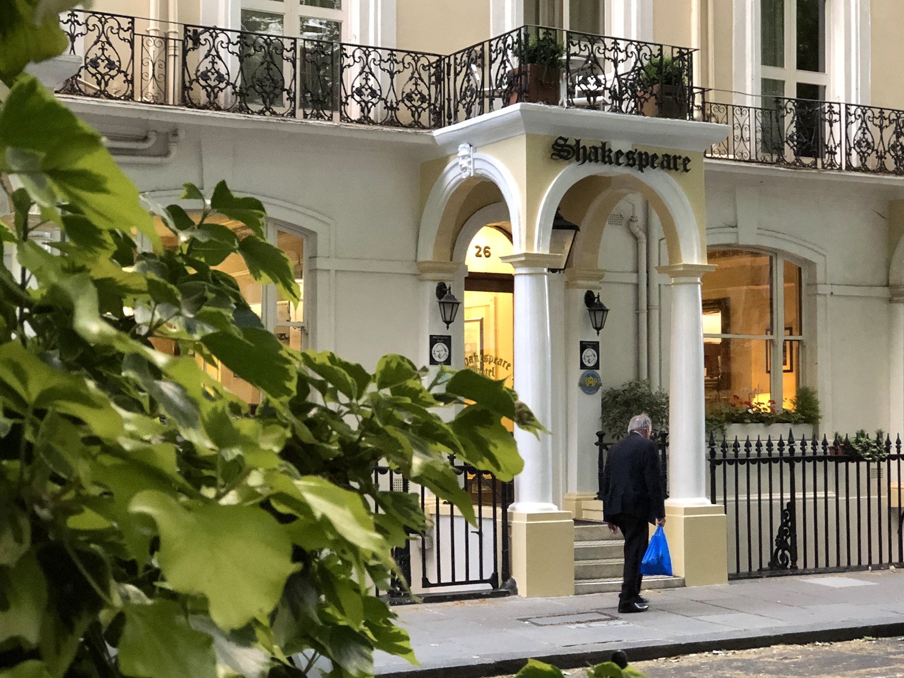 best-place-to-stay-in-london-shakespeare-hotel