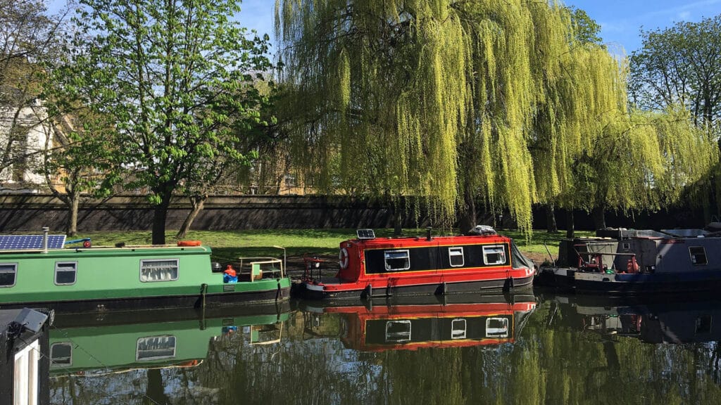 best-place-to-stay-in-london-for-tourists-boats-on-the-waterside