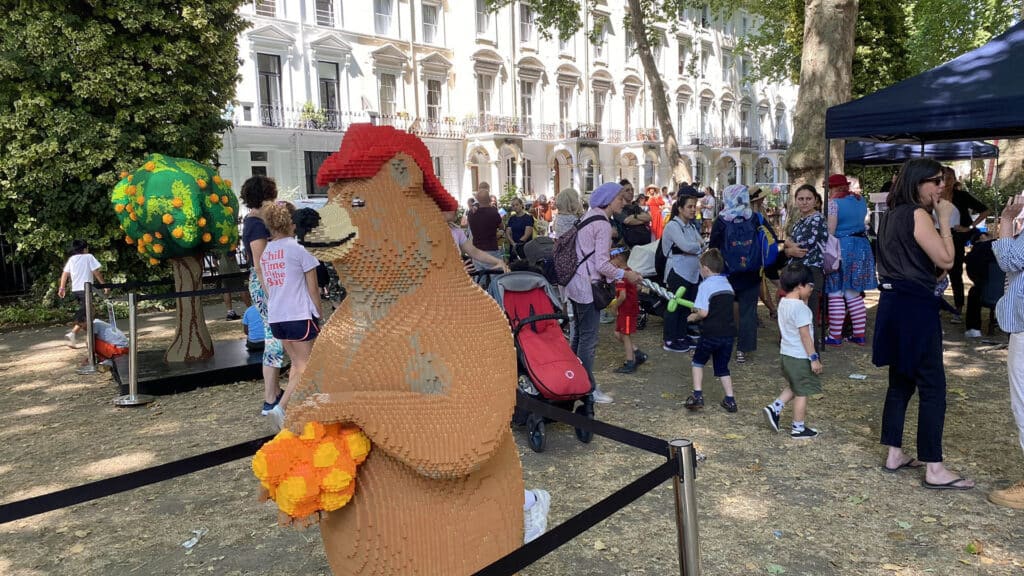 best-place-to-stay-in-london-for-tourists-paddington-bear-on-norfolk-square