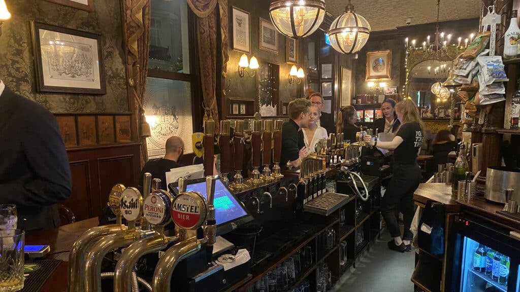 best-place-to-stay-in-london-for-tourists-victoria-pub
